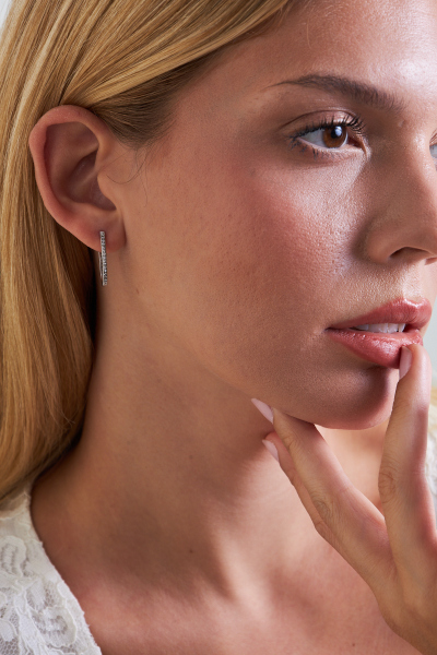 925 Ayar Gümüş Tek Sıra Taşlı Kadın Oval Küpe VKP-7525 - Ventino - Ventino Silver