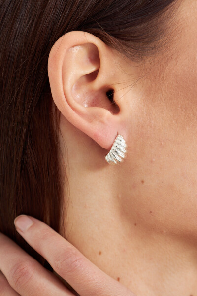 Ventino Kadın 925 Ayar Gümüş Kıvrımlı Tasarım Küpe VKP-7463 - Ventino Silver